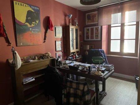 Magnifique maison de maître dans un beau village médiéval
