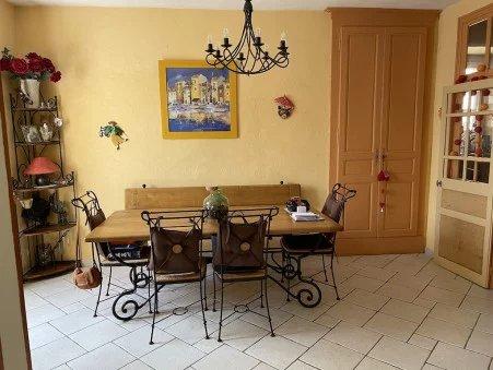 Magnifique maison de maître dans un beau village médiéval