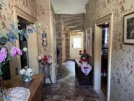 Magnifique maison de maître dans un beau village médiéval