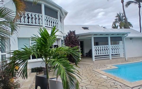 Maison à vendre    5 pièces • 185 m2 L'Étang-Salé