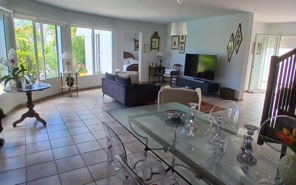 Maison à vendre    5 pièces • 185 m2 L'Étang-Salé