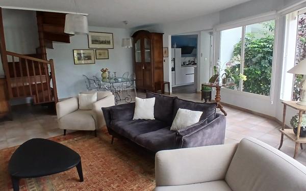 Maison à vendre    5 pièces • 185 m2 L'Étang-Salé