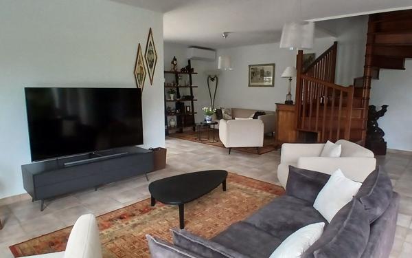 Maison à vendre    5 pièces • 185 m2 L'Étang-Salé