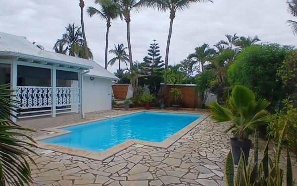 Maison à vendre    5 pièces • 185 m2 L'Étang-Salé