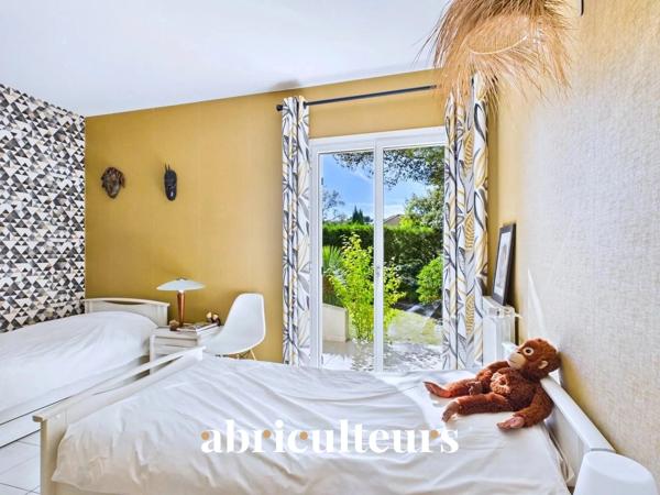 Villa d’architecte rénovée de 155 m² en vente au pied du Luberon à Cheval-Blanc (84460)