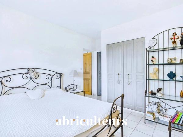 Villa d’architecte rénovée de 155 m² en vente au pied du Luberon à Cheval-Blanc (84460)