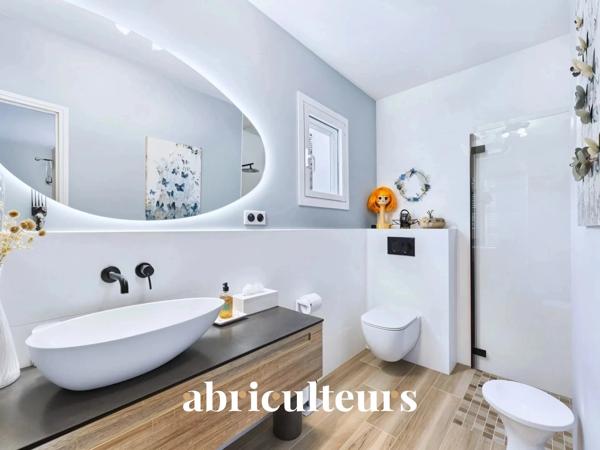 Villa d’architecte rénovée de 155 m² en vente au pied du Luberon à Cheval-Blanc (84460)