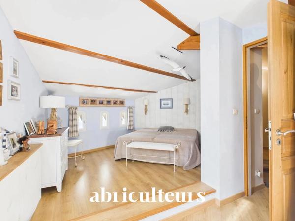 Villa d’architecte rénovée de 155 m² en vente au pied du Luberon à Cheval-Blanc (84460)