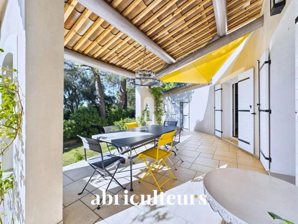 Villa d’architecte rénovée de 155 m² en vente au pied du Luberon à Cheval-Blanc (84460)