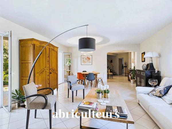 Villa d’architecte rénovée de 155 m² en vente au pied du Luberon à Cheval-Blanc (84460)