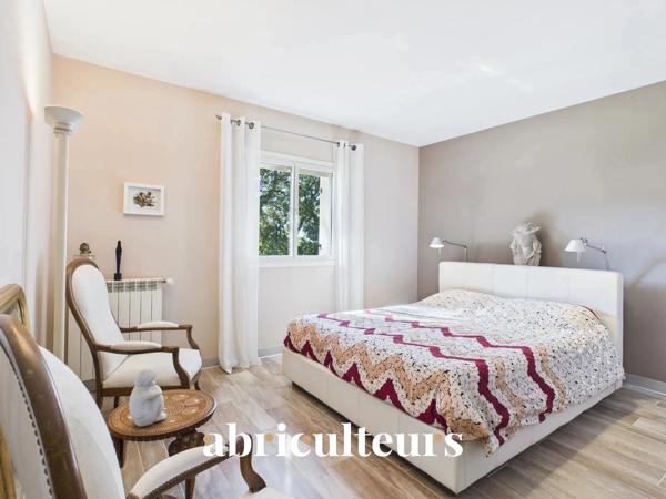Villa d’architecte rénovée de 155 m² en vente au pied du Luberon à Cheval-Blanc (84460)