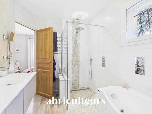 Villa d’architecte rénovée de 155 m² en vente au pied du Luberon à Cheval-Blanc (84460)