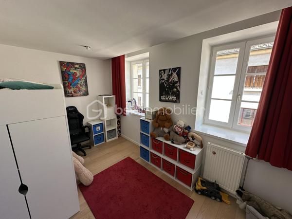 Cette maison de ville rare se situe au cœur du centre historique de Meaux, au sein d'une copropriété de standing sécurisée garantissant un calme absolu sans aucune nuisance sonore. Ce bien affiche une performance énergétique optimale classée en DPE C, un atout majeur pour la valorisation à long terme et la maîtrise des charges. Sa localisation stratégique permet un mode de vie "tout à pied" immédiat, tout en plaçant la gare SNCF à seulement 5 minutes de marche, reliant Paris-Est en 25 minutes via la ligne P.

L'espace intérieur de 200 m² au sol a bénéficié d'une rénovation premium entre 2016 et 2018, offrant des volumes remarquables avec une hauteur sous plafond atteignant 3 mètres. La pièce de vie traversante de 60 m², baignée de lumière grâce à une double exposition Est-Ouest et une baie à galandage, intègre un salon home cinéma et une cuisine dînatoire haut de gamme équipée en Gaggenau et Miele. La distribution est pensée pour une vie de famille fluide, proposant quatre chambres dont une suite parentale de 25 m², un espace bureau polyvalent, ainsi que trois salles de bains pour un confort quotidien total.

La maison se prolonge vers l'extérieur par un balcon et une loggia offrant une vue dégagée sur la cathédrale et les jardins arborés de la résidence. Le bien est complété par des annexes de valeur : un garage double motorisé de 31 m² et une place de parking privative en cour intérieure. Aucun travaux n'est à prévoir pour cette propriété aux finitions irréprochables ( Dekton, béton ciré, menuiseries sur mesure ). Pour organiser une visite de ce bien d'exception, contactez Mme Oliveira - BSK Immobilier au 07 68 07 60 36.