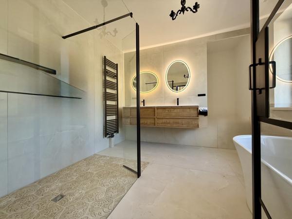 Superbe Maison Plain Pied 140m2 Rénovée à Neuf avec Jardin et au CALM