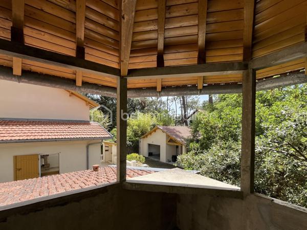SAINT GEORGES DE DIDONNE  -  ville balnéaire 

Habitation de 87m2 et son grand jardin arboré, à 300 m de la plage dans le quartier chic de Suzac.


INTÉRIEUR :

L’habitation est composée d’une partie récente (49m2 environ), accolée au rez-de-chaussée d’une belle maison style 1900 (pour 38m2).
 La partie récente se compose d’un grand séjour lumineux, ouvrant sur terrasse orientée Sud, et jardin arboré de 600 m2 environ.
On retrouve également une grande chambre de 17m2 à l’étage.

La transition entre la partie récente et la partie ancienne se fait entre salon et cuisine.
La partie ancienne comprend la cuisine aménagée et équipée, une 2ème chambre lumineuse de 11m2, une salle d’eau avec WC, et une buanderie.
 Cette petite partie au sein de l’ancienne maison 1900 fait partie d’une copropriété de 3 lots.
La partie récente ainsi que l’ensemble du jardin sont votre pleine propriété.
 
EXTÉRIEURS :

Le portail électrique vous permet d’entrer dans le jardin arboré de 600m2 environ.
Terrasse orientée Sud de 17m2, avec barbecue couvert.
Joli kiosque de 10m2, surplombant le jardin.
Dépendance isolée et chauffée de 17m2 permettant d’accueillir des amis.
Grand double garage de 24m2 avec porte électrique + galeta + auvent.
.
