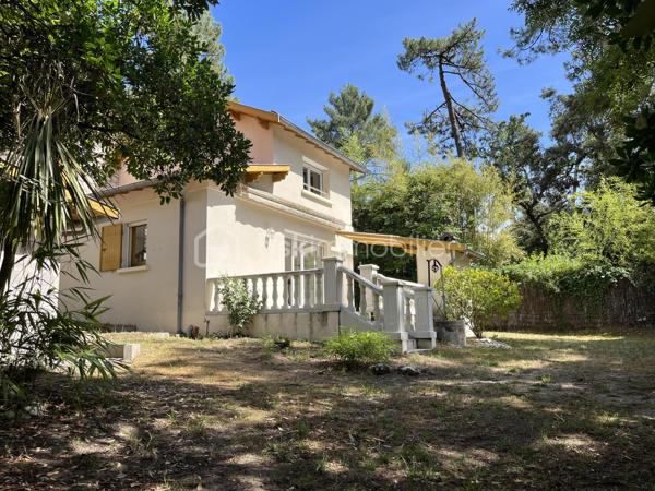 SAINT GEORGES DE DIDONNE  -  ville balnéaire 

Habitation de 87m2 et son grand jardin arboré, à 300 m de la plage dans le quartier chic de Suzac.


INTÉRIEUR :

L’habitation est composée d’une partie récente (49m2 environ), accolée au rez-de-chaussée d’une belle maison style 1900 (pour 38m2).
 La partie récente se compose d’un grand séjour lumineux, ouvrant sur terrasse orientée Sud, et jardin arboré de 600 m2 environ.
On retrouve également une grande chambre de 17m2 à l’étage.

La transition entre la partie récente et la partie ancienne se fait entre salon et cuisine.
La partie ancienne comprend la cuisine aménagée et équipée, une 2ème chambre lumineuse de 11m2, une salle d’eau avec WC, et une buanderie.
 Cette petite partie au sein de l’ancienne maison 1900 fait partie d’une copropriété de 3 lots.
La partie récente ainsi que l’ensemble du jardin sont votre pleine propriété.
 
EXTÉRIEURS :

Le portail électrique vous permet d’entrer dans le jardin arboré de 600m2 environ.
Terrasse orientée Sud de 17m2, avec barbecue couvert.
Joli kiosque de 10m2, surplombant le jardin.
Dépendance isolée et chauffée de 17m2 permettant d’accueillir des amis.
Grand double garage de 24m2 avec porte électrique + galeta + auvent.
.