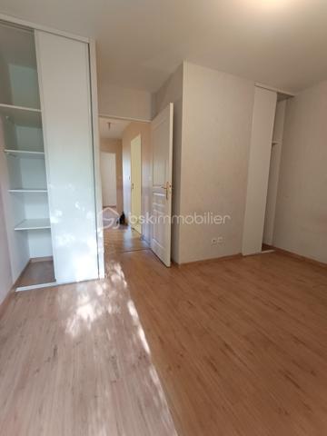 "EXCLUSIVITE" Maison T3 avec jardinet exposé Ouest et parking – Quartier de la Chambrerie

Au calme, dans un quartier agréable à proximité immédiate du stade de la Chambrerie, des commerces, des écoles et des transports, venez découvrir cette maison T3 de 66,85 m² offrant un beau potentiel.

Au rez-de-chaussée, vous découvrirez une entrée avec WC ouvrant sur une agréable pièce de vie avec cuisine ouverte de 30m2, lumineuse et conviviale, prolongée par un jardin privatif de 30 m² exposé Ouest, idéal pour profiter des belles soirées en extérieur.

À l'étage, un dégagement dessert deux belles chambres avec placards, chacune bénéficiant d'un petit balcon, une salle d'eau et un second WC.

À l'extérieur, une remise indépendante offre un espace de stockage particulièrement pratique pour les vélos, les outils de jardin ou le mobilier d'extérieur.

Le bien dispose également d'une place de stationnement privative avec la possibilité d'une seconde.

Des travaux de rafraîchissement sont à prévoir (sols, murs et plafonds), offrant l'opportunité de personnaliser cette maison selon vos goûts.

Les + du bien :

- Quartier calme et recherché
- Pièce de vie avec cuisine ouverte
- Jardin privatif de **30 m² exposé Ouest**
- Deux chambres avec balcon
- Deux WC
- Remise indépendante de stockage
- Place de parking privative
- Possibilité d'une seconde place de stationnement
- Proximité des écoles, commerces, transports et équipements sportifs
- Syndic bénévole avec très faibles charges de copropriété
- Idéal premier achat ou investissement locatif

Une belle opportunité d'acquérir une maison fonctionnelle avec extérieur, dans un environnement recherché, et de la rénover à votre image.