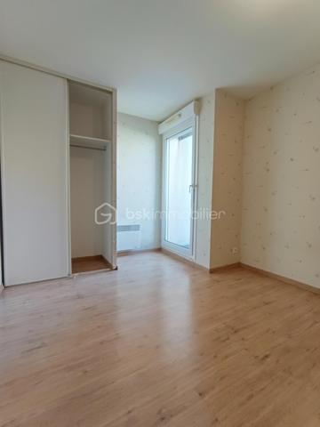 "EXCLUSIVITE" Maison T3 avec jardinet exposé Ouest et parking – Quartier de la Chambrerie

Au calme, dans un quartier agréable à proximité immédiate du stade de la Chambrerie, des commerces, des écoles et des transports, venez découvrir cette maison T3 de 66,85 m² offrant un beau potentiel.

Au rez-de-chaussée, vous découvrirez une entrée avec WC ouvrant sur une agréable pièce de vie avec cuisine ouverte de 30m2, lumineuse et conviviale, prolongée par un jardin privatif de 30 m² exposé Ouest, idéal pour profiter des belles soirées en extérieur.

À l'étage, un dégagement dessert deux belles chambres avec placards, chacune bénéficiant d'un petit balcon, une salle d'eau et un second WC.

À l'extérieur, une remise indépendante offre un espace de stockage particulièrement pratique pour les vélos, les outils de jardin ou le mobilier d'extérieur.

Le bien dispose également d'une place de stationnement privative avec la possibilité d'une seconde.

Des travaux de rafraîchissement sont à prévoir (sols, murs et plafonds), offrant l'opportunité de personnaliser cette maison selon vos goûts.

Les + du bien :

- Quartier calme et recherché
- Pièce de vie avec cuisine ouverte
- Jardin privatif de **30 m² exposé Ouest**
- Deux chambres avec balcon
- Deux WC
- Remise indépendante de stockage
- Place de parking privative
- Possibilité d'une seconde place de stationnement
- Proximité des écoles, commerces, transports et équipements sportifs
- Syndic bénévole avec très faibles charges de copropriété
- Idéal premier achat ou investissement locatif

Une belle opportunité d'acquérir une maison fonctionnelle avec extérieur, dans un environnement recherché, et de la rénover à votre image.