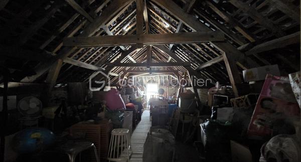 Il y a des maisons qui ne se visitent pas… elles se ressentent.
À Dompierre du Chemin, cette maison d’environ 210 m² entièrement rénovée avec goût allie le charme de l’ancien et le confort d’aujourd’hui, dans une ambiance lumineuse et chaleureuse.

Elle offre une belle pièce de vie de plus de 57 m² avec cuisine ouverte, aménagée et équipée (plaque, hotte, lave-vaisselle, four).
Le rez-de-chaussée permet une vraie vie de plain-pied avec une suite parentale et sa salle d’eau. De l’autre côté, une pièce actuellement aménagée en salle de jeux et  une grande salle vidéo de plus de 43 m² équipée d'un poêle à granules complète l’ensemble.

À l’étage, vous découvrirez trois chambres, une salle de bains et un espace bureau ouvert. Un second escalier mène à une autre partie comprenant une chambre d’ami ou bureau ainsi qu’un grenier aménageable d’environ 58 m².

À l’extérieur, le jardin à l’abri des regards permet de profiter pleinement des beaux jours. Une terrasse prolonge la maison, et les dépendances, dont un atelier, offrent de nombreuses possibilités : stockage, activité ou projet locatif.

Maison avec fort potentiel, possibilité de division.