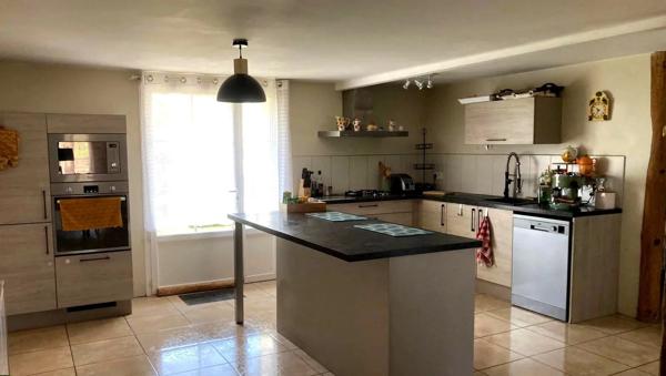 Maison de 187 m² offrant 4 chambres avec piscine