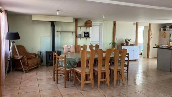 Maison de 187 m² offrant 4 chambres avec piscine