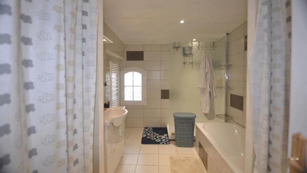 Maison de 187 m² offrant 4 chambres avec piscine