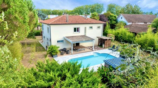VILLA TRADITIONNELLE RENOVEE SUR 2 NIVEAUX AVEC PISCINE