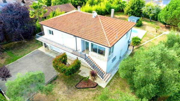 VILLA TRADITIONNELLE RENOVEE SUR 2 NIVEAUX AVEC PISCINE