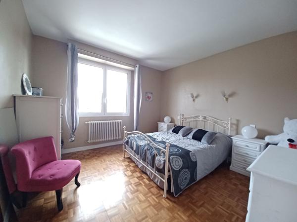 33560 SAINTE EULALIE - Maison 6 pièces 190 m² A VENDRE.