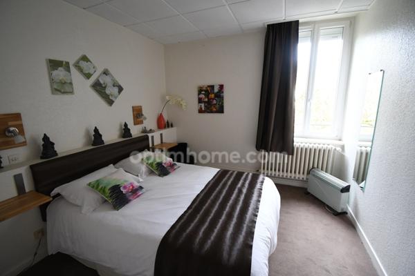 RARE OPPORTUNITÉ IMMOBILIÈRE À LONGUYON – ENSEMBLE DE 1 400 m² SUR PARC ARBORÉ DE 27 ARES ENVIRON