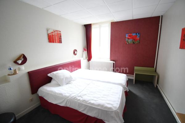 RARE OPPORTUNITÉ IMMOBILIÈRE À LONGUYON – ENSEMBLE DE 1 400 m² SUR PARC ARBORÉ DE 27 ARES ENVIRON