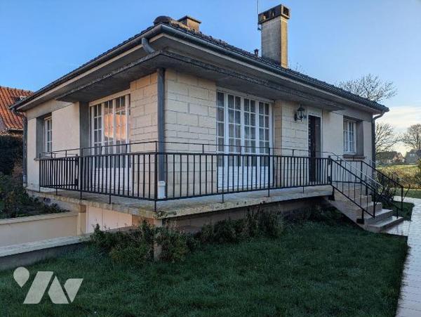 Exclusivité. Très bon emplacement pour ce pavillon de plain-pied à 150m de la place  et des com...