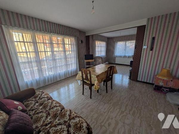 Exclusivité. Très bon emplacement pour ce pavillon de plain-pied à 150m de la place  et des com...