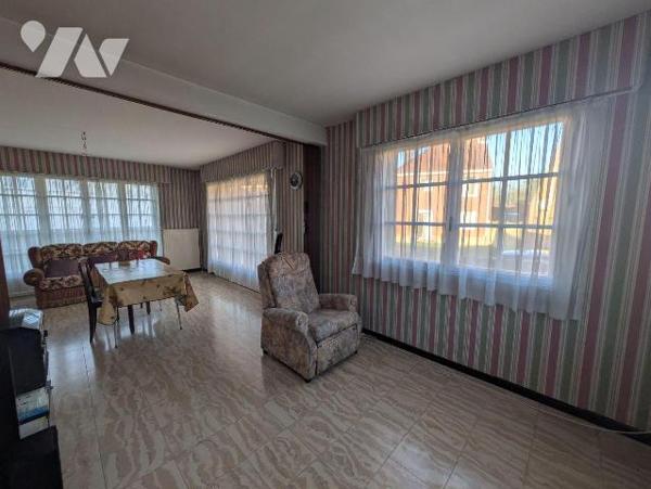 Exclusivité. Très bon emplacement pour ce pavillon de plain-pied à 150m de la place  et des com...