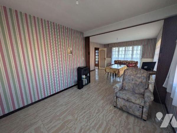 Exclusivité. Très bon emplacement pour ce pavillon de plain-pied à 150m de la place  et des com...