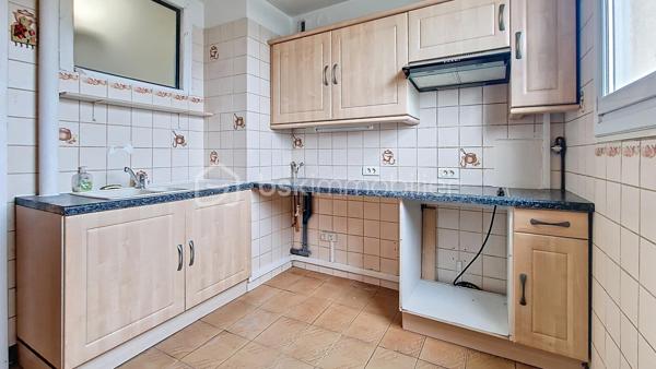 dans le quartier Jacob, appartement au 3e etage sans ascenseur de 4 pièces principales composé d'une entrée, très grand séjour double de 30m² (possibilité de fermer pour créer une 3e chambre), une cuisine indépendante, deux grandes chambres de 11.74 et 11.44m², une salle d'eau totalement rénovée à neuf, un WC indépendant. Vous disposez également d'une grande cave d'environ 8m².  Une place de parking est rattaché à l'appartement. Les 3 premières photos sont des projection d'aménagement réalisées avec l'intelligence artificielle. Dans les charges sont compris le chauffage, l'eau chaude et l'eau froide.
