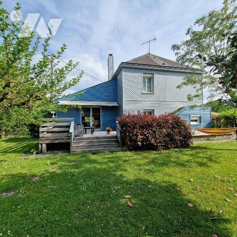 A VENDRE, sur la commune d'Aron, au calme, une maison d'une surface d'environ 126m², comprenant...