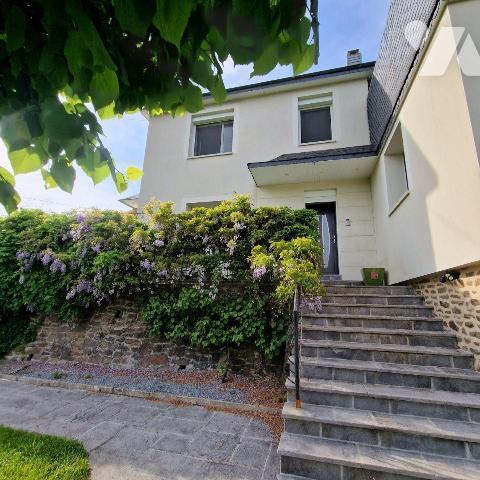 A VENDRE, sur la commune d'Aron, au calme, une maison d'une surface d'environ 126m², comprenant...