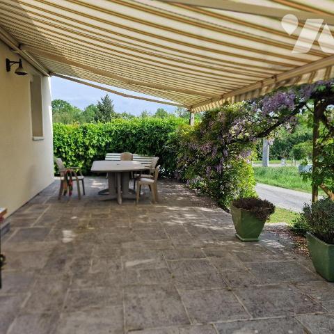 A VENDRE, sur la commune d'Aron, au calme, une maison d'une surface d'environ 126m², comprenant...