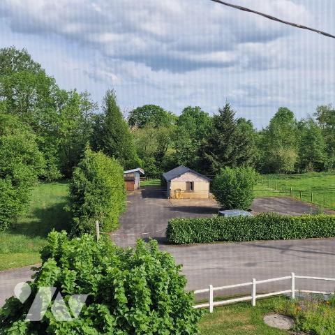 A VENDRE, sur la commune d'Aron, au calme, une maison d'une surface d'environ 126m², comprenant...
