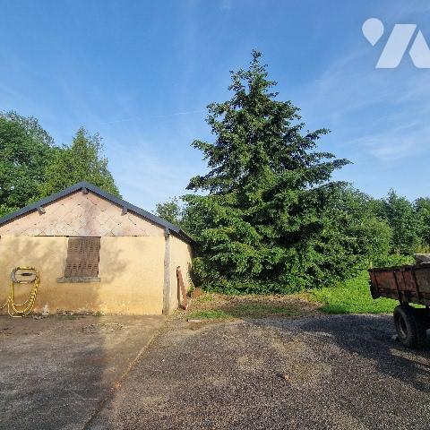 A VENDRE, sur la commune d'Aron, au calme, une maison d'une surface d'environ 126m², comprenant...