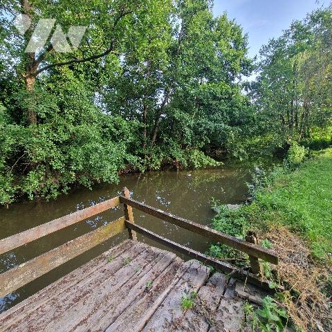 A VENDRE, sur la commune d'Aron, au calme, une maison d'une surface d'environ 126m², comprenant...