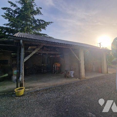 A VENDRE, sur la commune d'Aron, au calme, une maison d'une surface d'environ 126m², comprenant...