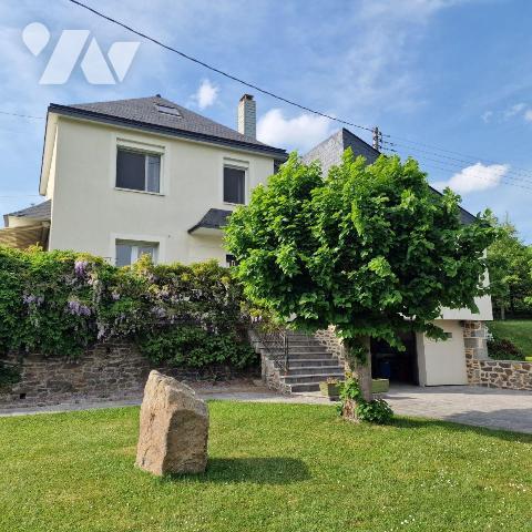 A VENDRE, sur la commune d'Aron, au calme, une maison d'une surface d'environ 126m², comprenant...