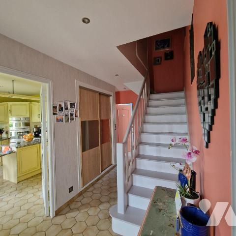 A VENDRE, sur la commune d'Aron, au calme, une maison d'une surface d'environ 126m², comprenant...