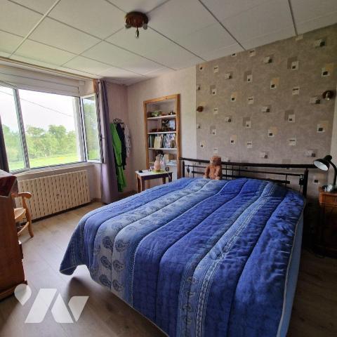 A VENDRE, sur la commune d'Aron, au calme, une maison d'une surface d'environ 126m², comprenant...