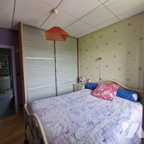 A VENDRE, sur la commune d'Aron, au calme, une maison d'une surface d'environ 126m², comprenant...