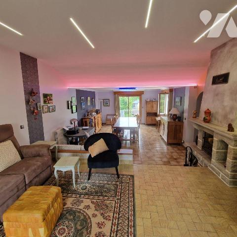 A VENDRE, sur la commune d'Aron, au calme, une maison d'une surface d'environ 126m², comprenant...