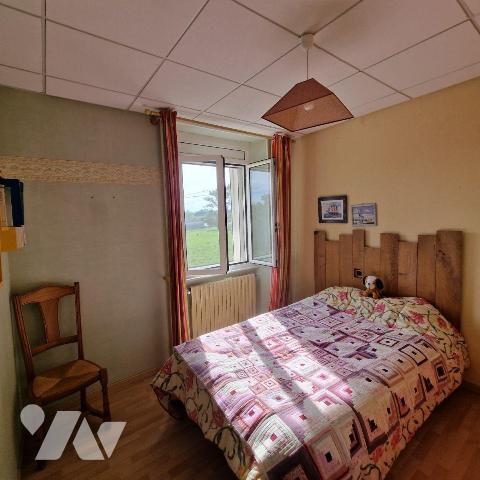 A VENDRE, sur la commune d'Aron, au calme, une maison d'une surface d'environ 126m², comprenant...