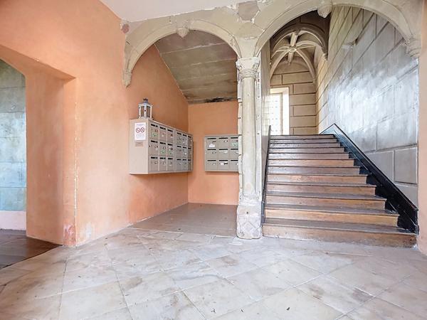 Appartement T3 rez de jardin à vendre à Cosnac dans le château - 2 chambres - une place de stationnement - Piscine - Terrasse / jardin